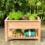 Verhoogde moestuinbak met schap